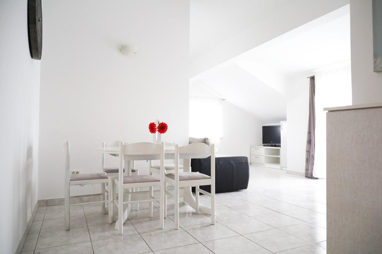 The Florens Residence Near The Beach With The Pool, Bbq And Kids Playground, Zadar Diklo Eksteriør bilde